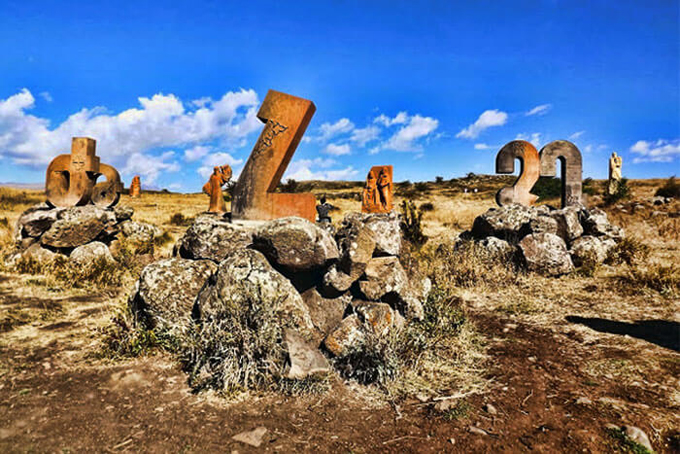 Сагмосаванк, Ованаванк, Мугни, Памятник армянскому алфавиту